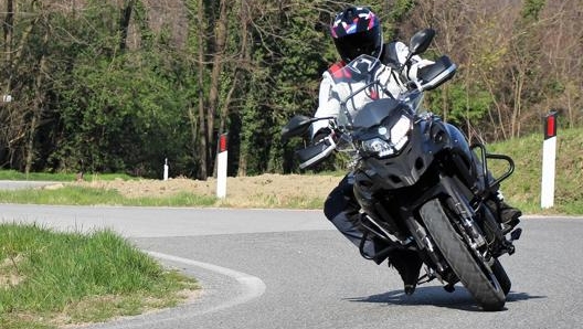 La Benelli Trk 502 X offre il rollbar paramotore e i cerchi a raggi