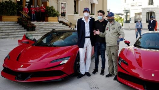 John Elkann, Charles Leclerc e Claude Lelouche sul set di «Le grand rendez-vous». Afp