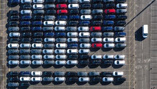 Un intero parcheggio di auto nuove. Afp