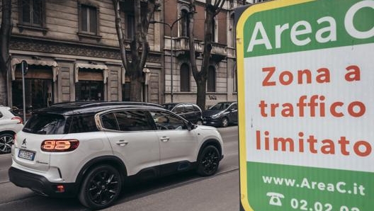 In modalità 100% elettrica il Suv della casa francese può accedere alle Ztl dei centri storici