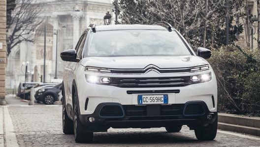 Il Suv Citroën C5 Aircross Hybrid Plug-In misura 4,5 metri in lunghezza e 1,97 metri in larghezza