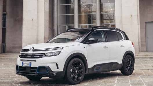 La gamma di Citroën C5 Aircross Hybrid Plug-In include due allestimenti, Feel e Shine, e una motorizzazione, il powertrain da 225 cavalli complessivi che abbina un motore benzina e uno elettrico, all’anteriore