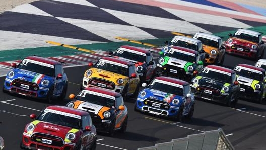 Mini John Cooper Works Lite vanta 231 Cv, la Pro 265 Cv