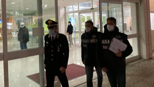 I carabinieri del Nucleo antisofisticazione durante un’operazione di controllo. Ansa