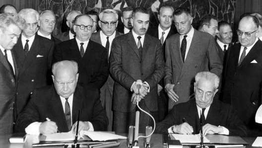 Agnelli osserva l’ultimo atto di Valletta da presidente Fiat: la firma il 4 maggio 1966 col ministro sovietico Tarasov dell’accordo per la costruzione della fabbrica in Urss dove si sarebbe prodotta la versione russa della Fiat 124. Olympia