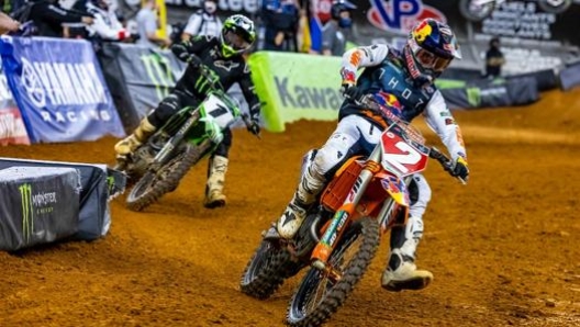 Il campionato Ama Supercross si conclude sabato primo maggio a Salt Lake City. Qui Webb (2) davanti a Tomac (1)