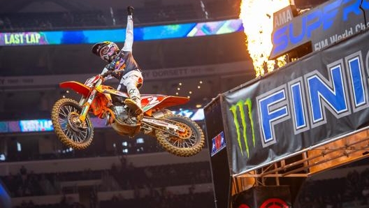 Cooper Webb (Ktm) esulta dopo la vittoria di Arlington