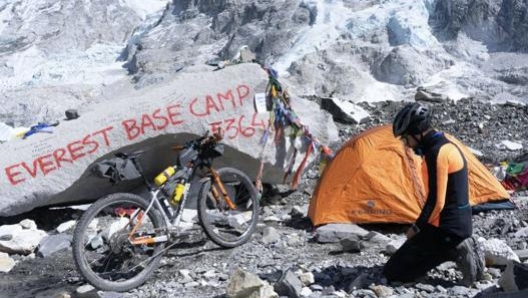 Omar Di Felice al campo base dell’Everest a quota 5.364 metri