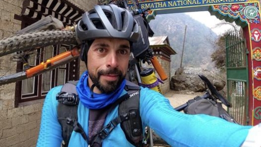 Omar Di Felice è il primo sportivo a giungere al Campo Base dell’Everest in bici in inverno