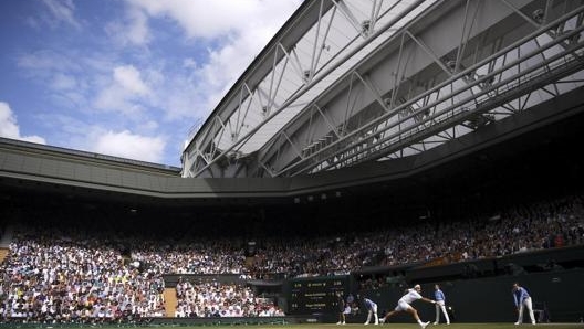 Una giocata di Roger Federer nel campo centrale a Wimbledon. LaPresse