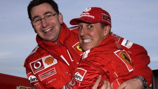 Binotto abbracciato a Micheal Schumacher