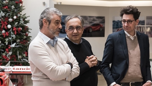 Il passato e il presente Ferrari: Maurizio Arrivabene (a sinistra), Sergio Marchionne (al centro) e Mattia Binotto (a destra)