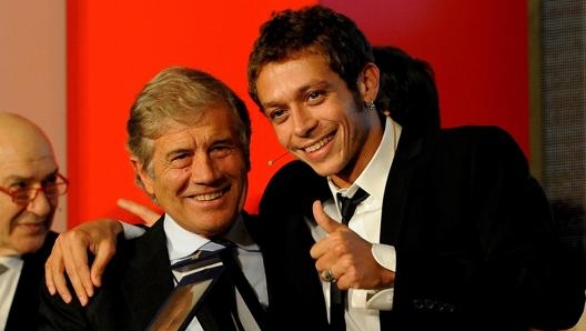 Giacomo Agostini e Valentino Rossi insieme nel 2010. Ansa