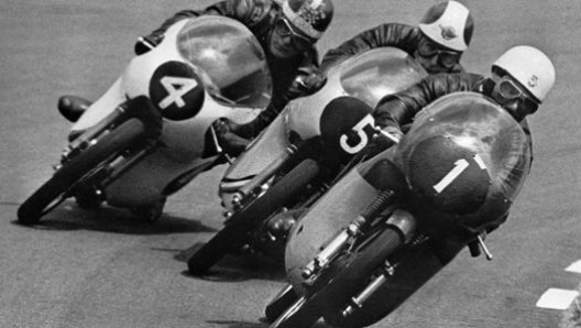 Carlo Ubbiali con la tabella numero 1 ad Assen nel 1959 davanti a Spaggiari (5) e Hailwood (4). Ap