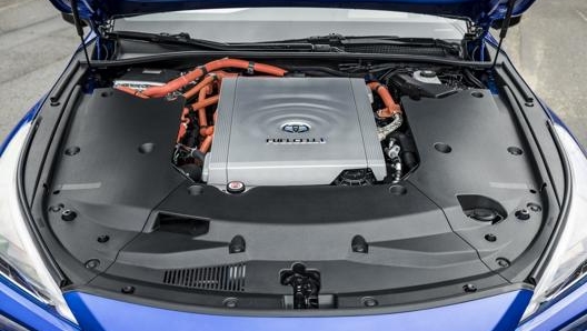 Sotto al cofano è stata posizionata la Fuel Cell, dove avviene la reazione tra idrogeno e ossigeno per creare energia elettrica e acqua