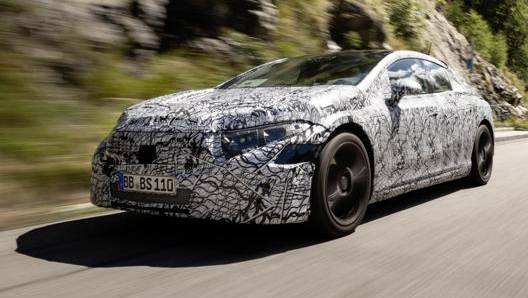 Una Mercedes Eqs camuffata durante i test su strada. L’auto sarà svelata il 15 aprile