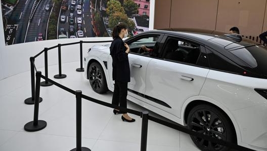 Lo stand Huawei al salone dell'auto di Shanghai. Afp