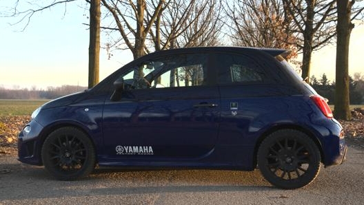 Vista di lato, si nota la tinta a contrasto e il logo Yamaha