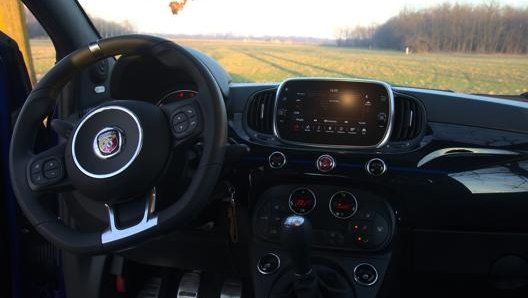 Il sistema UConnect, condiviso con le fiat, sfrutta uno schermo da 7”