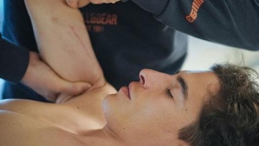 Marquez si affida alle cure di Carlos Garcia (foto @marcmarquez93)