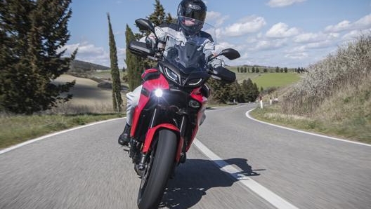 La protezione aerodinamica è molto buona, anche se in autostrada di percepisce qualche turbolenza su spalle e casco