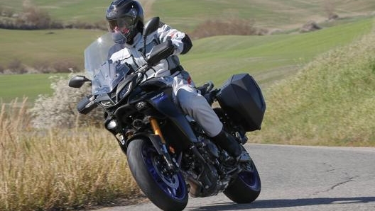 La Yamaha Tracer 9 GT aggiunge il quickshift, le sospensioni elettroniche e le borse laterali di serie