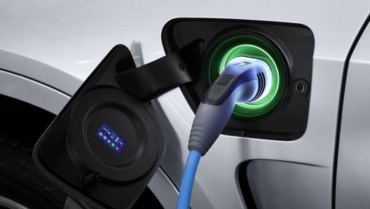 Una ibrida plug-in durante la ricarica della batteria