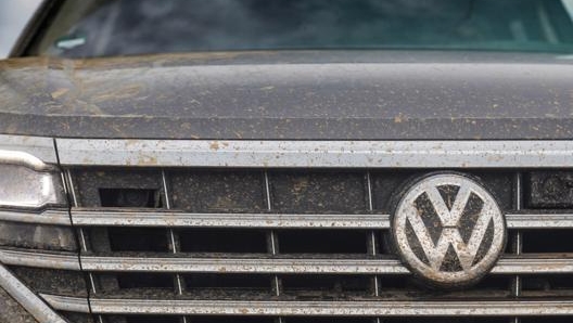 La griglia anteriore con il grande logo Volkswagen al centro