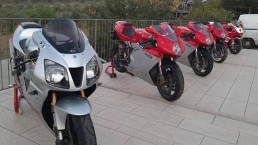 La Honda Vtr 1000 R Sp-1 stradale fa bella mostra di sé assieme alle colleghe italiane