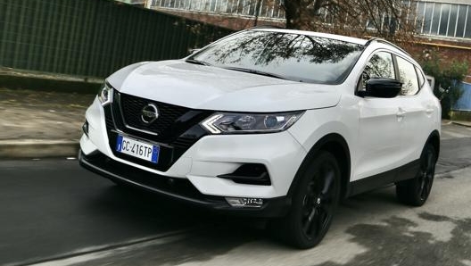 Nissan Qashqai N-Tec monta i cerchi in lega neri da 19 pollici di serie. Foto: Masperi/Speranza