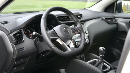 L’allestimento N-Tec di Nissan Qashqai include i sedili in Alcantara e il volante multifunzione in pelle