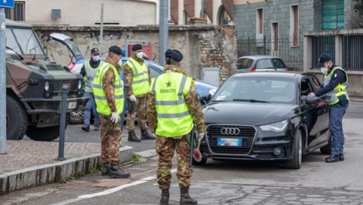 Un posto di controllo congiunto polizia-esercito a Milano. Ansa