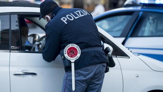 In auto senza mascherina esclusivamente se da soli o con conviventi. LaPresse