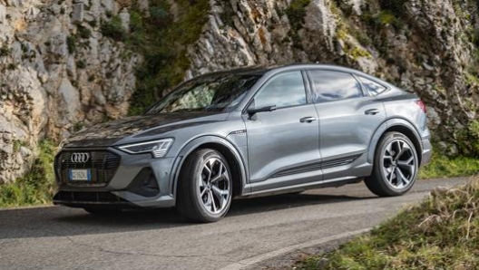 La Audi e-tron S Sportback  lunga 4.902 millimetri