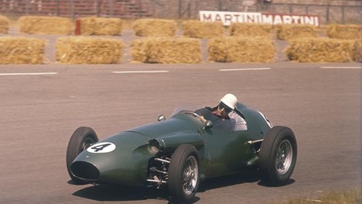 Roy Salvadori su Aston Martin DBR4 nel GP Olanda 1959: il pilota britannico si ritirò per il surriscaldamento del motore. Getty