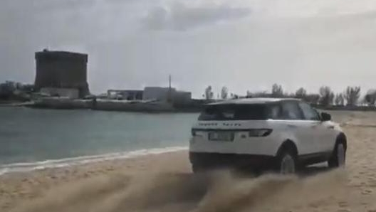 L’uomo alla guida del sui Suv in azione sulla spiaggi di Porto Cesareo