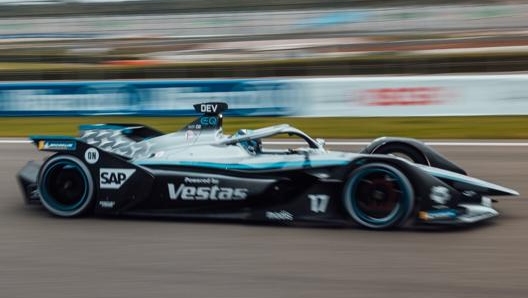 Nick De Vries in azione con la Mercedes a Valencia