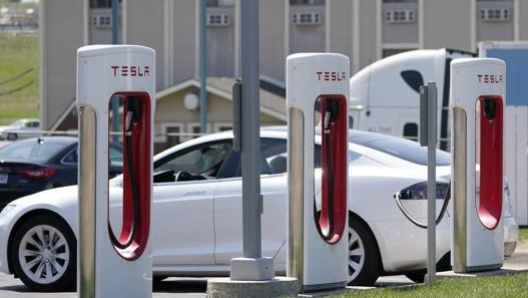 Una Tesla sotto carica. Ap