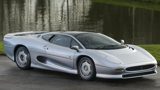 Il V6 biturbo visse una seconda primavera sulla XJ 220, bellissima hypercar stradale del marchio di Coventry