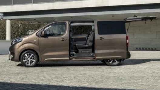 Gli interni del nuovo Toyota Proace Electric in versione Passenger