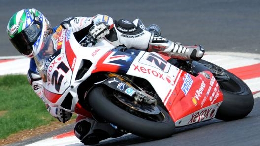 Troy Bayliss alla guida della sua 1098 con grafica personalizzata