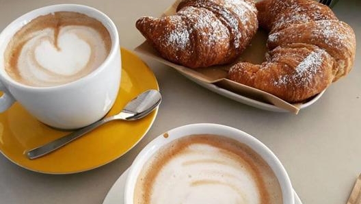 Cappuccino e brioche sono una grande accoppiata, ma non ideale prima di mettersi alla guida