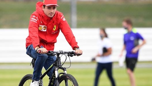 Ricognizione in bici a Silverstone per Leclerc. Epa