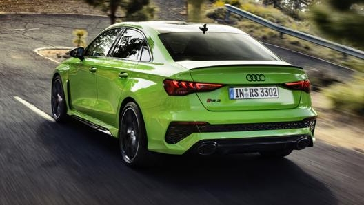 Disponibile da subito anche la versione Sedan a quattro porte, anche nella tinta Kyalami green