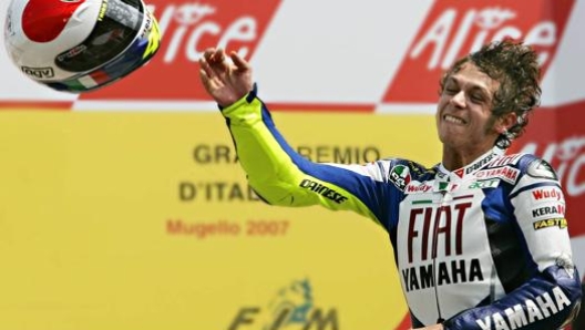 Rossi lancia il casco al Mugello 2007. Ap