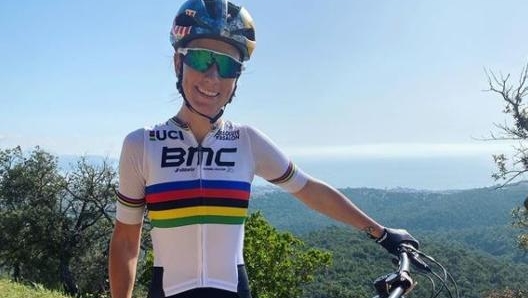 Pauline mostra orgogliosa la maglia da campionessa del mondo conquistata nell’ultima rassegna iridata (foto @paulineferrandprevot)