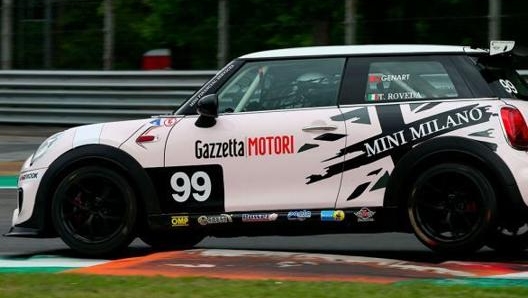 La MINI con livrea Gazzetta Motori che partecipa al MINI Challenge 2021