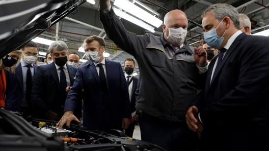 A sinistra Luca De Meo ed Emmanuel Macron in visita allo stabilimento Renault di Douai nel nord della Francia. Ap