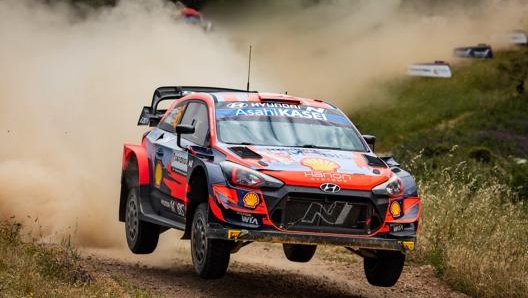 Dani Sordo impegnato sullo sterrato sardo sulla Hyundai i20 Coupé