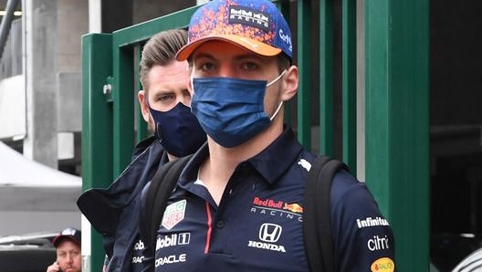 L’arrivo di Max Verstappen al paddock di Spa. Afp